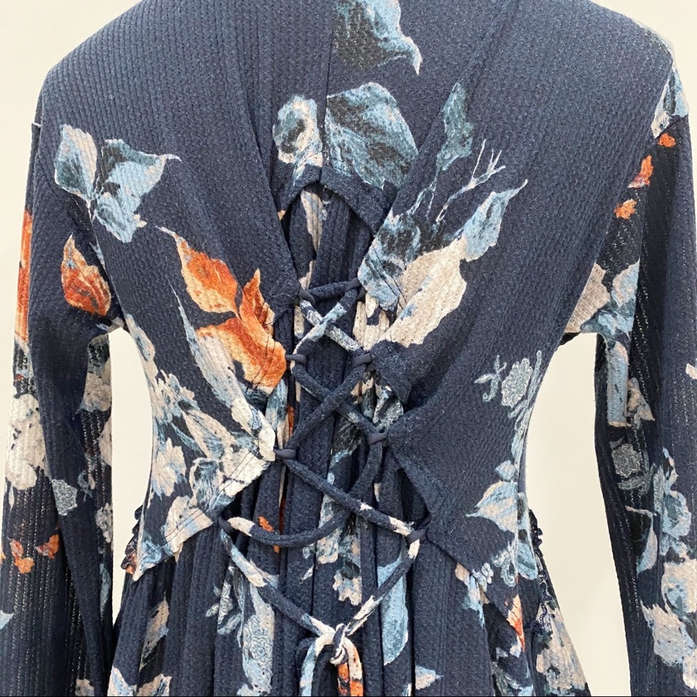 Sage blue floral top with lace up back Sz L - Picture 6 of 8